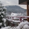 Blick über die verschneite Terrasse der Ferienwohnung